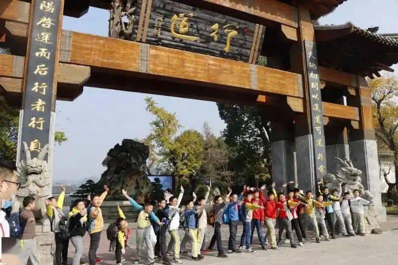 "五年级的孩子们在参观根博园历史馆的同时,还做起了解说