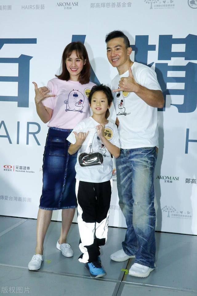 刘畊宏携全家出席公益活动小泡芙长大了不少