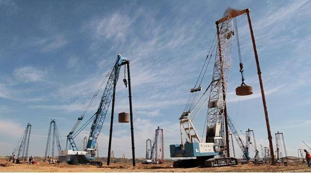 我国最大打夯机下线光夯锤就重90吨可从20米高处砸下夯击