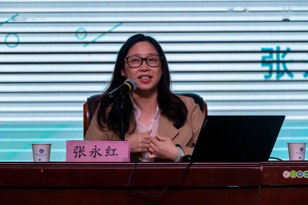 张永红老师则围绕《单元教材资源的整合利用》展开评课和报告.