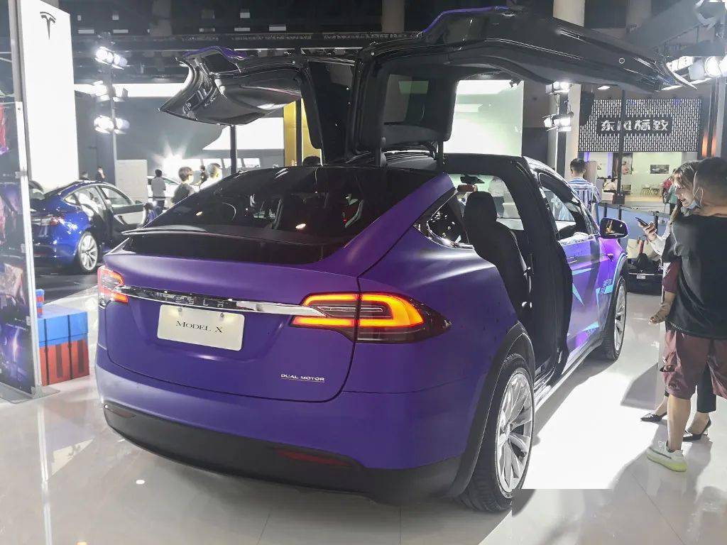 涂上"荧光紫"的特斯拉model x,真犹如马斯克的脑洞般的骚气_手机搜狐
