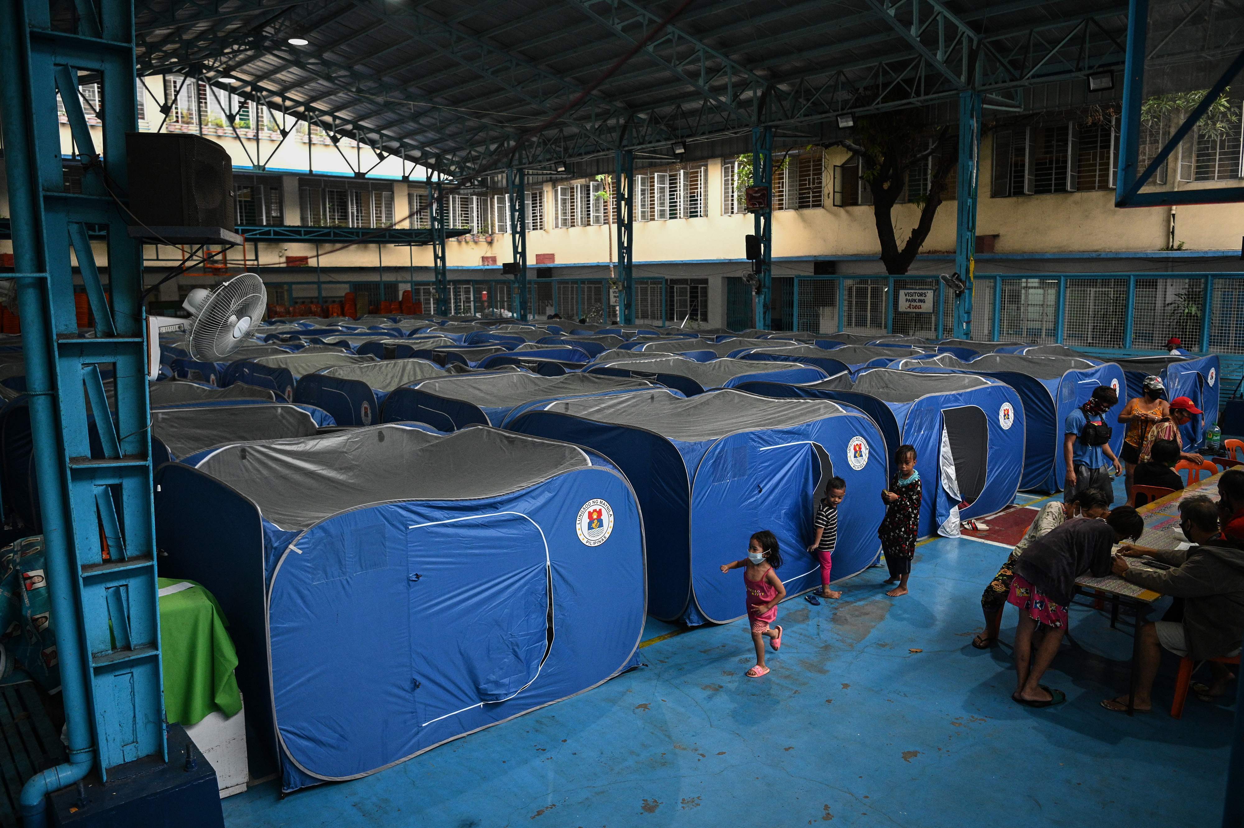 11月1日,孩子们在菲律宾马尼拉一个临时避难所玩耍