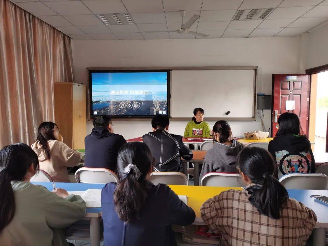 做一个有情怀的班主任建功中学越光青年班主任培训侧记