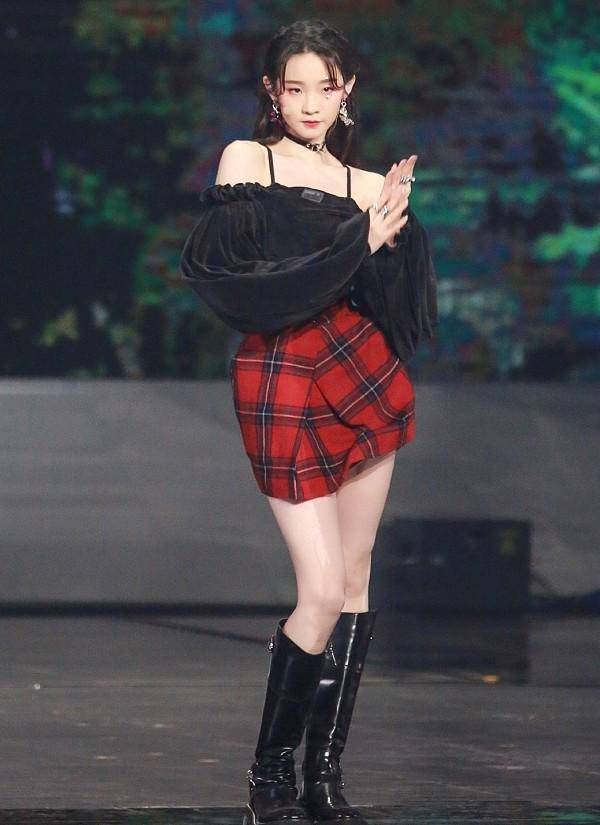 张艺凡为防止失误专门穿毒液靴谁料舞动时暴露真实水平