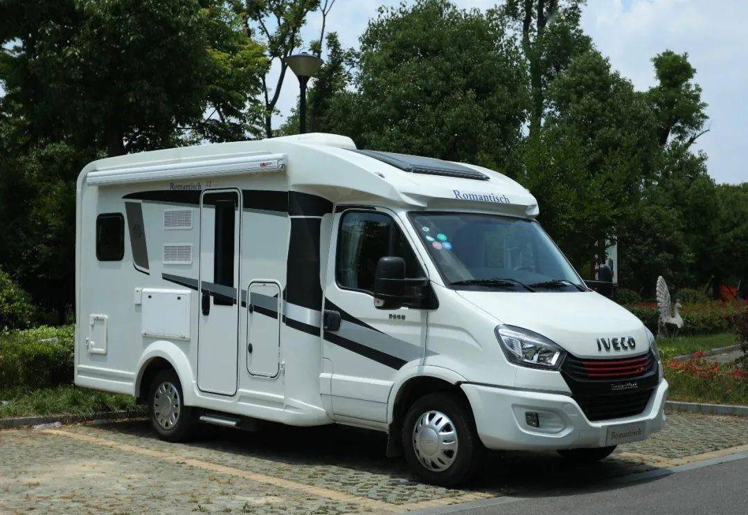 116南京房车展罗曼特斯t2升降式电视带来的旅行升级