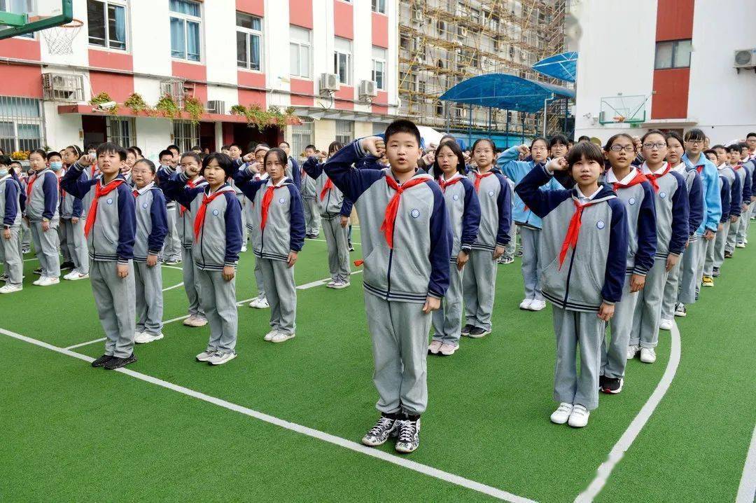 人大领巾大  人大责任大 ——上海市霍山学校2020学年少先队换戴大号