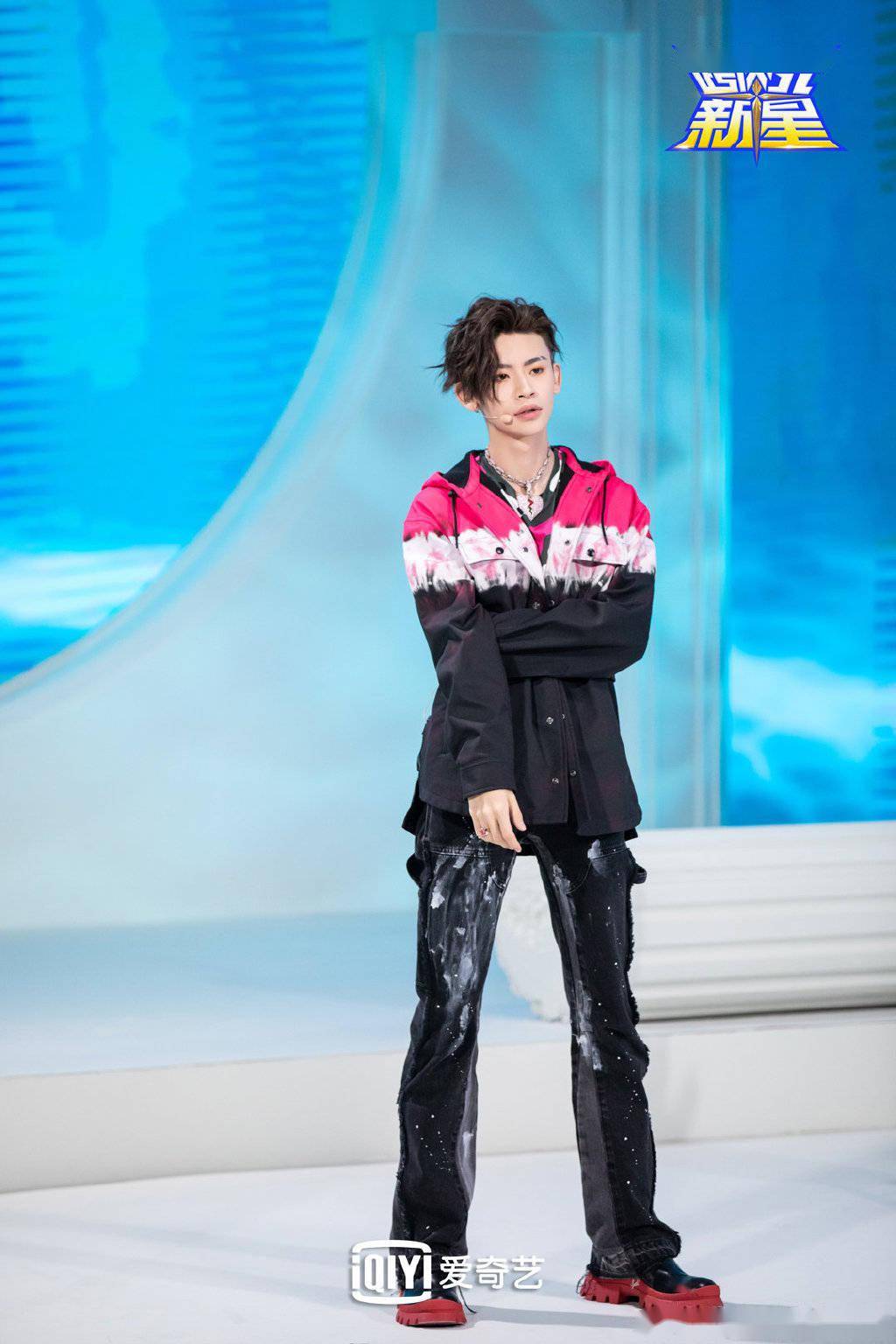 小鬼今晚《跨次元新星》节目剧照公开 粉黑搭配的新造型帅气又可爱