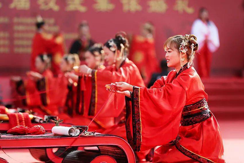 甘肃张掖:19对新人着汉服举行集体婚礼树新风