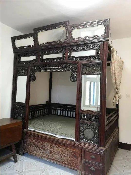 宝应一热心市民捐赠民国架子床