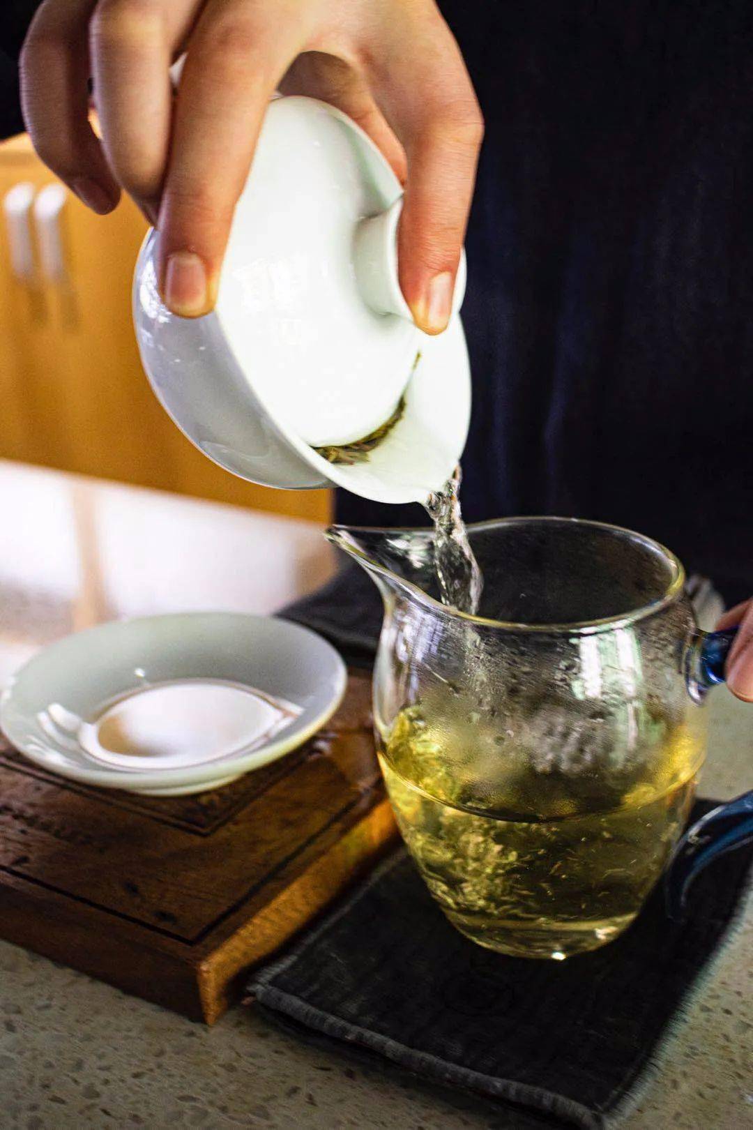 她是河南人,她2010年开始签约做冰岛,她的品牌是钧翔号,当时她签了