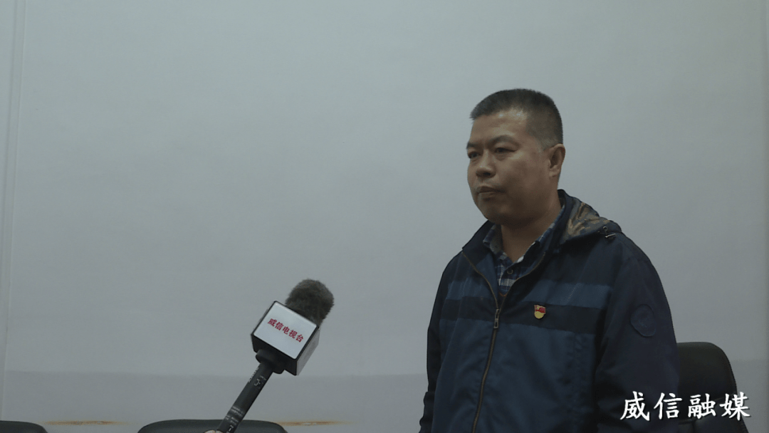 按照这次人口普查工作要求,赖清华,刘景涛主动出示了