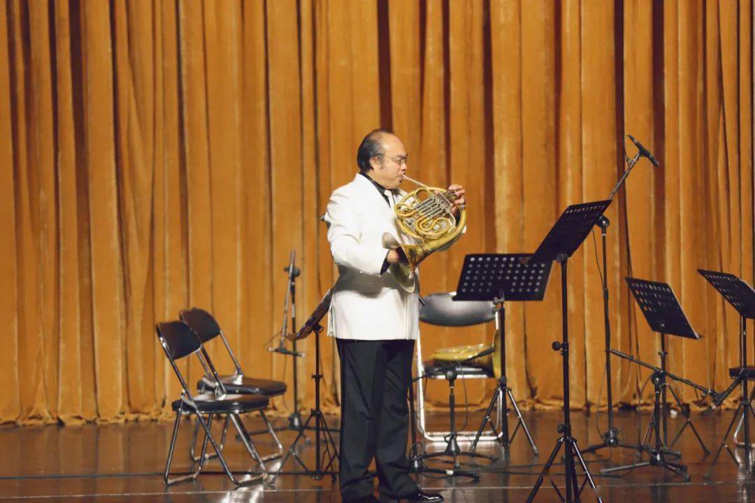 图:国家一级演奏员,山西省管乐协会理事长李斌老师特别表演摄影