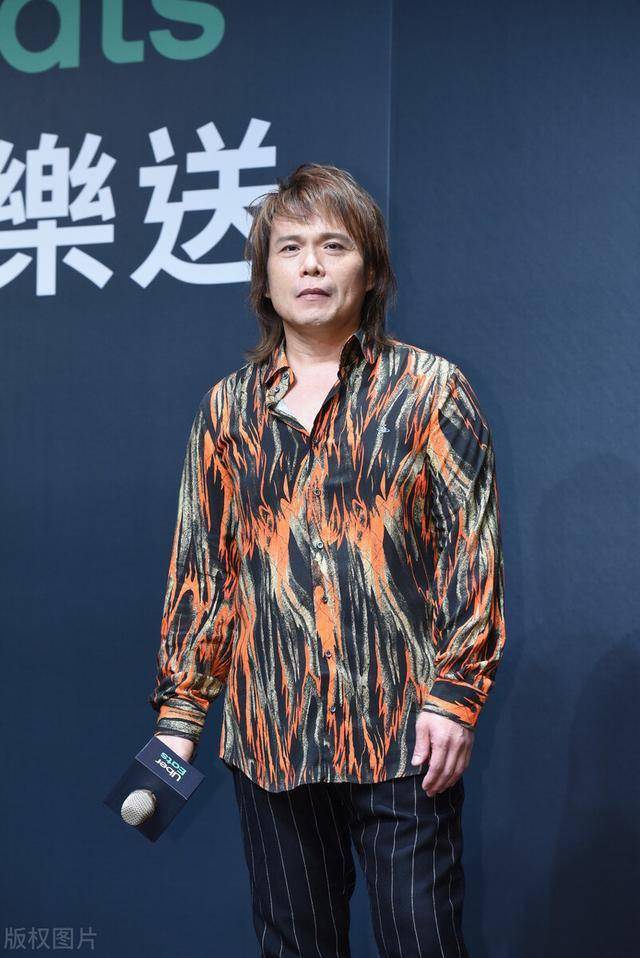 到底有多少花衬衫伍佰花衬衫搭红色斑点皮鞋嬉皮有个性