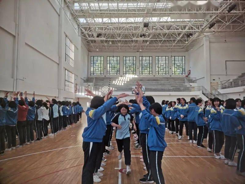 勇往直前突破自我永定一中开展高三女生团体心理拓展活动