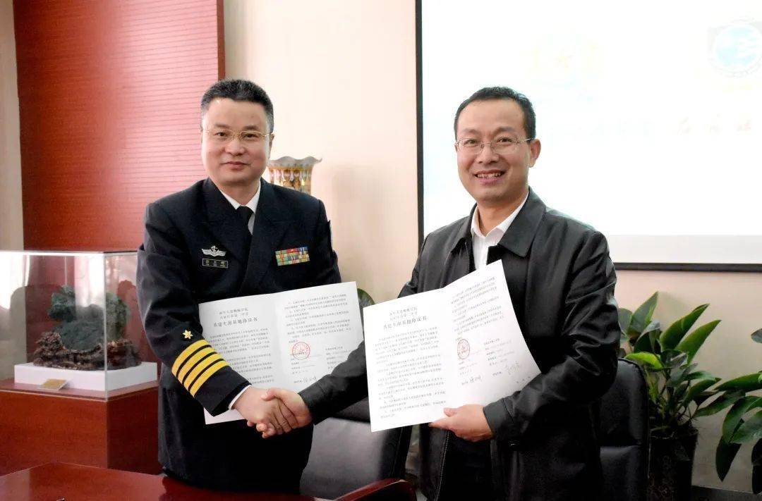 海军大连舰艇学院授予我校优质生源基地中学牌