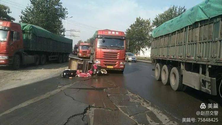 赵县308国道一路口发生一起大货车与电动三轮车碰撞事故,电动三轮车