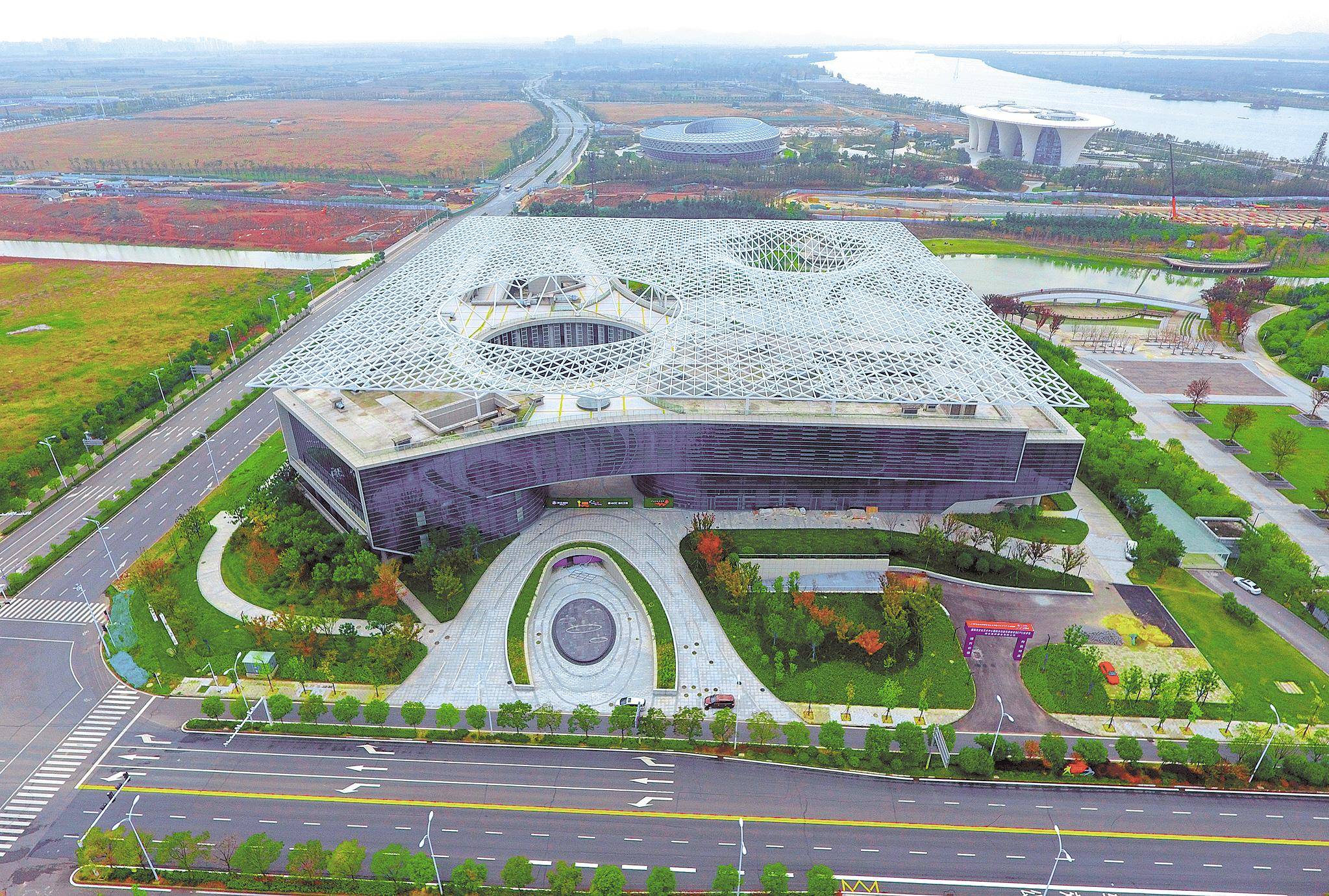 该中心总建筑面积5万多平方米,包括市群众艺术馆,美术馆,市青少年活动