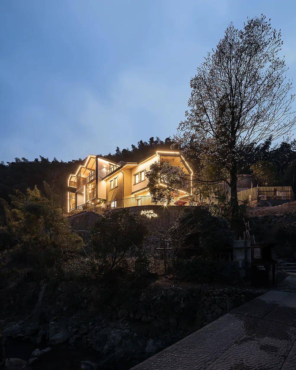 土坯房改造而成的民宿戴家山倚云山舍