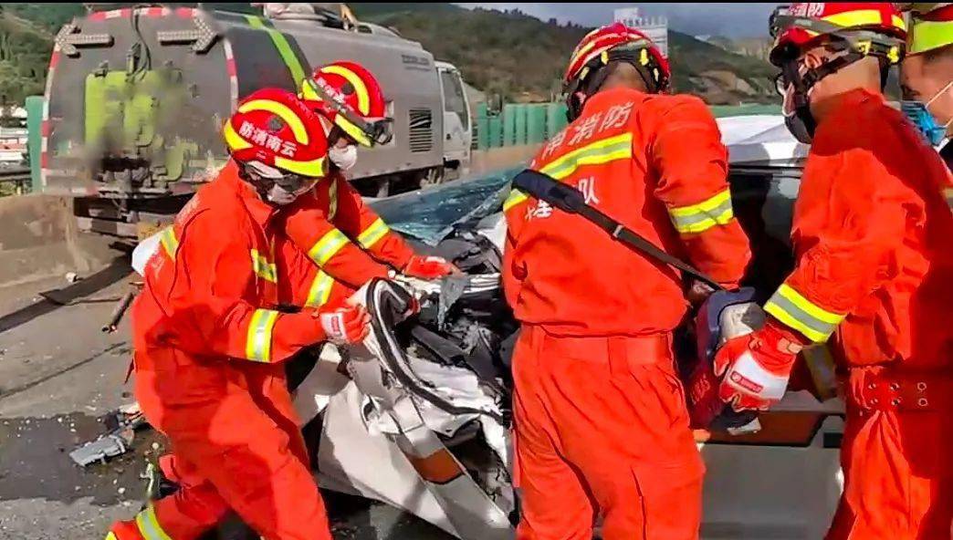 9时30分,被困人员被成功救出并交由120医务人员救治.