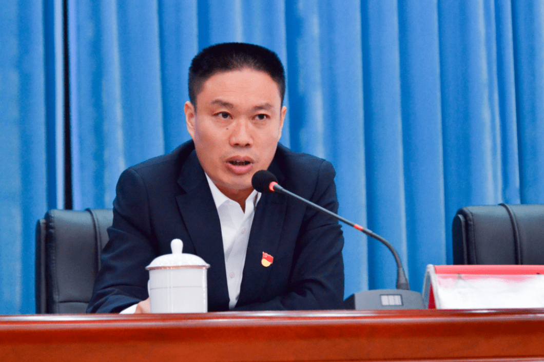 亮相即立状上任先上课千祥镇举行新一届村党组织班子成员宣誓就职仪式