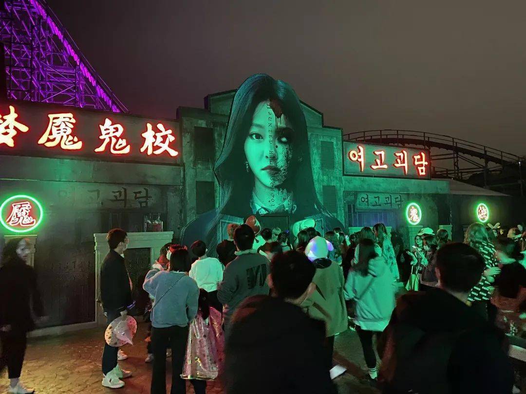 随着夜幕降临,梦魇鬼校作为今年万圣节最热门鬼屋之一,17:00的时候