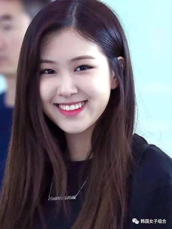 rose07 在出道初期的清纯样貌,当时的脸型拥有明显的婴儿肥,笑起来