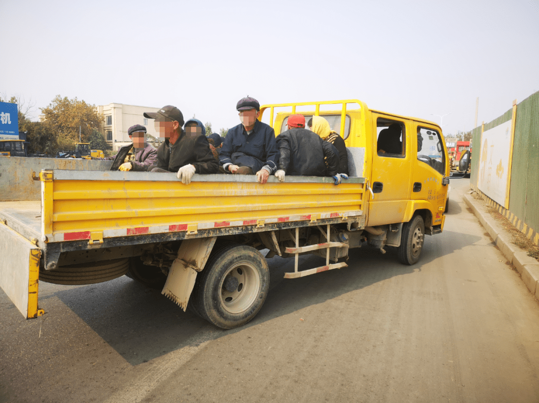 鲁a86还敢用货车载人罚一线微观