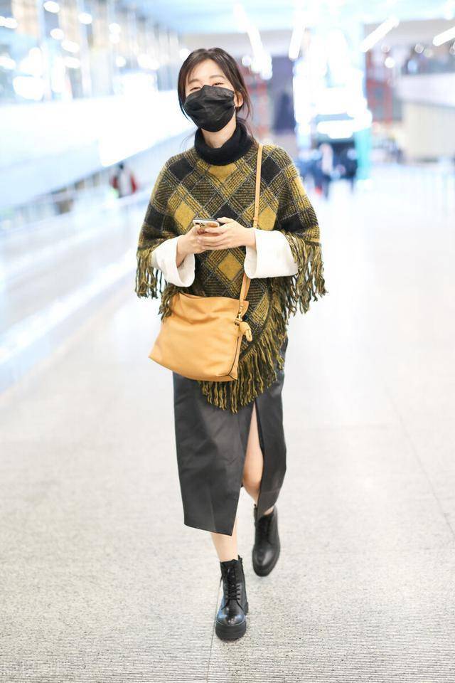 乔欣黄格纹斗篷搭皮裙精致优雅肤白貌美大长腿逆天
