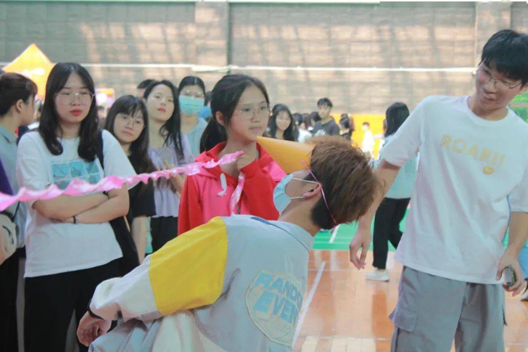 用三角帽盖住眼睛的你,三角帽过杆你是否又被狡猾的狼人杀害了呢?