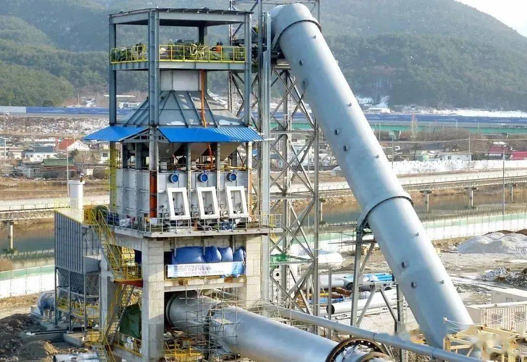 的分离效率急剧下降,已预热的物料向上一级较低温度的旋风筒返混增加