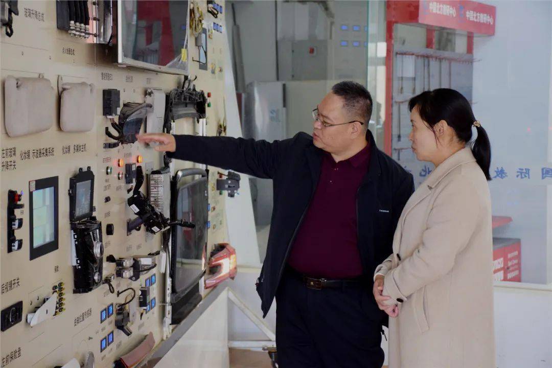 参观考察期间,刘丽丽县长一行实地参观了北方智慧新能源汽车教具生产