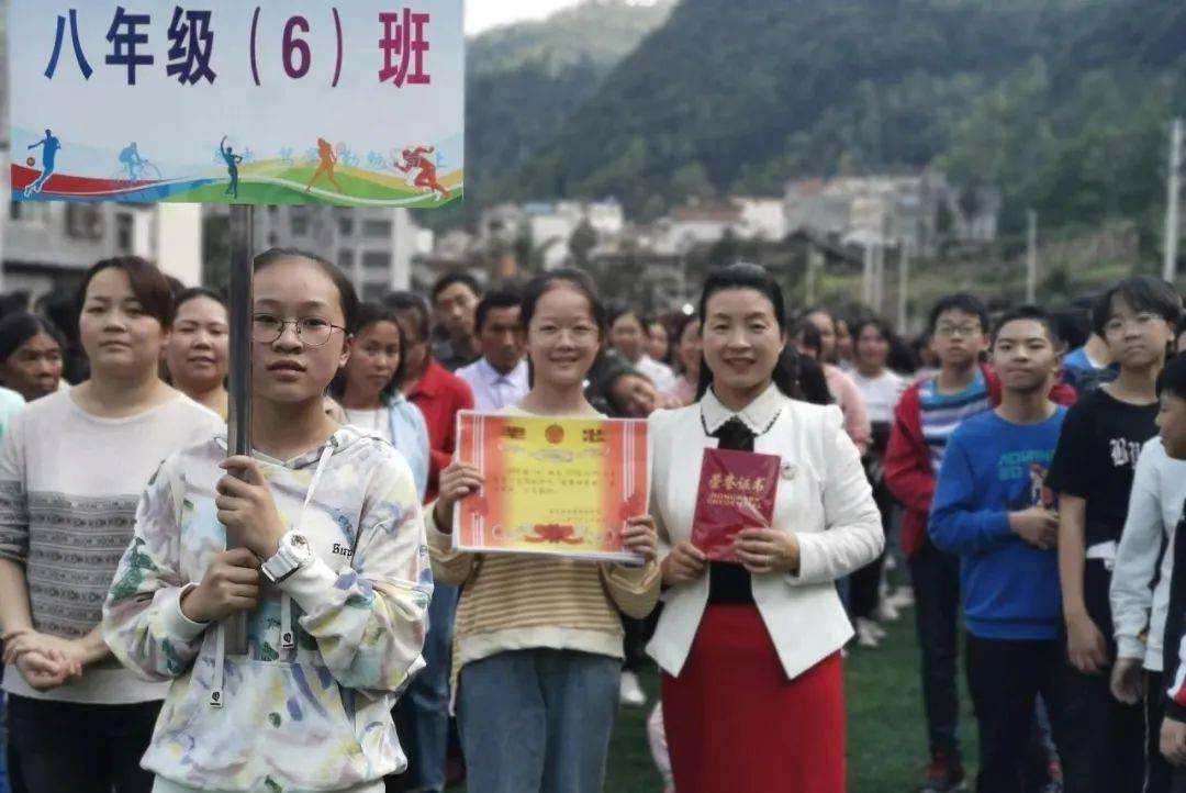 魏兆芳,镇巴县泾洋初级中学语文高级教师,班主任,教研组长.