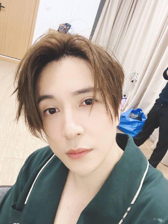 薛之谦更博分享帅气自拍 为自己立下"长发齐腰"的flag