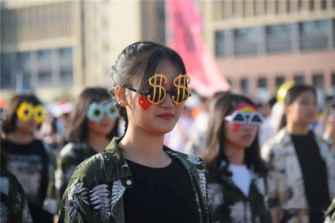 今天丰顺实验中学火了一群学生穿着奇装异服刷爆朋友圈