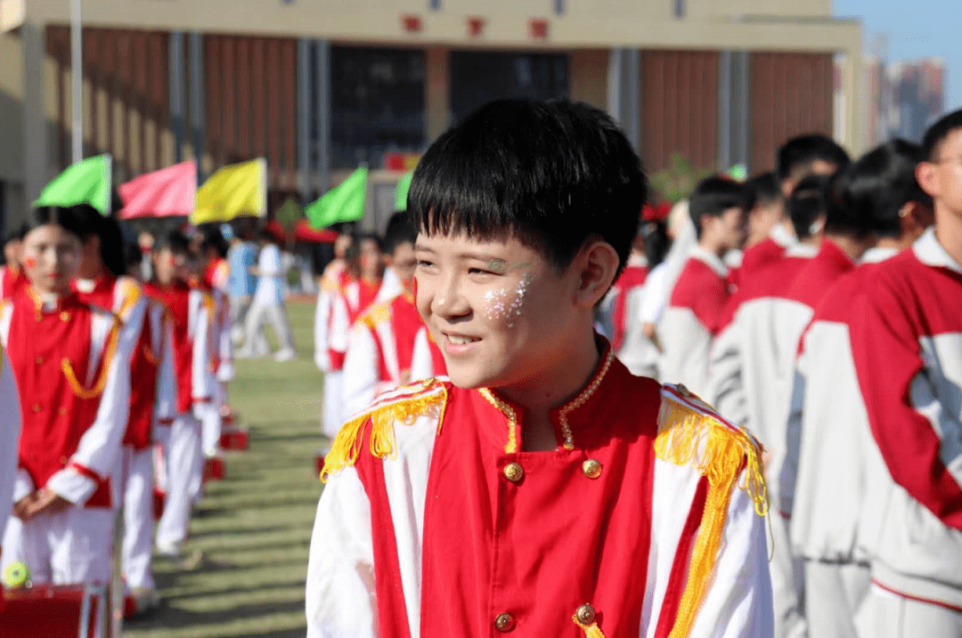 今天丰顺实验中学火了一群学生穿着奇装异服刷爆朋友圈