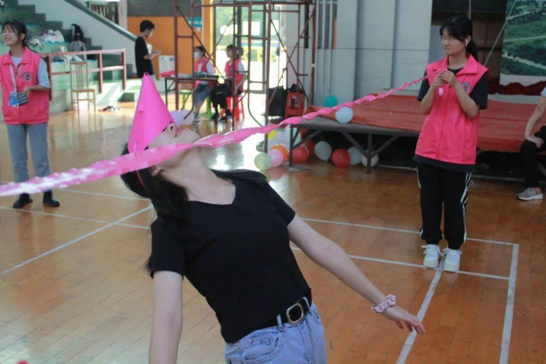 用三角帽盖住眼睛的你,三角帽过杆你是否又被狡猾的狼人杀害了呢?