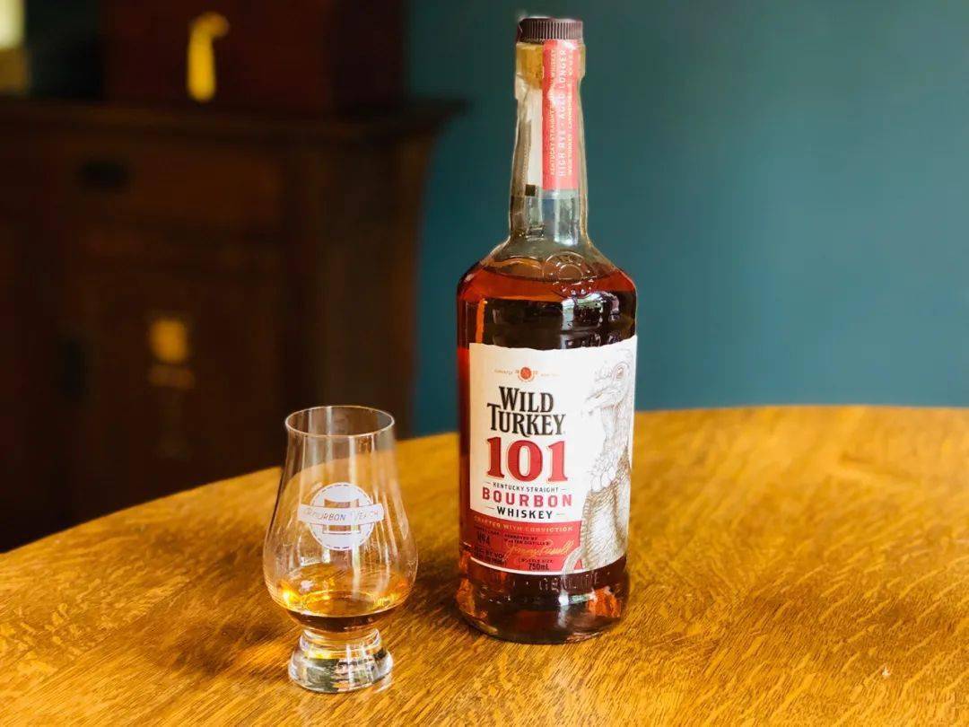 当调酒师将其倒入杯中递给我,看着大吉岭红茶色的酒液,轻轻晃动酒杯