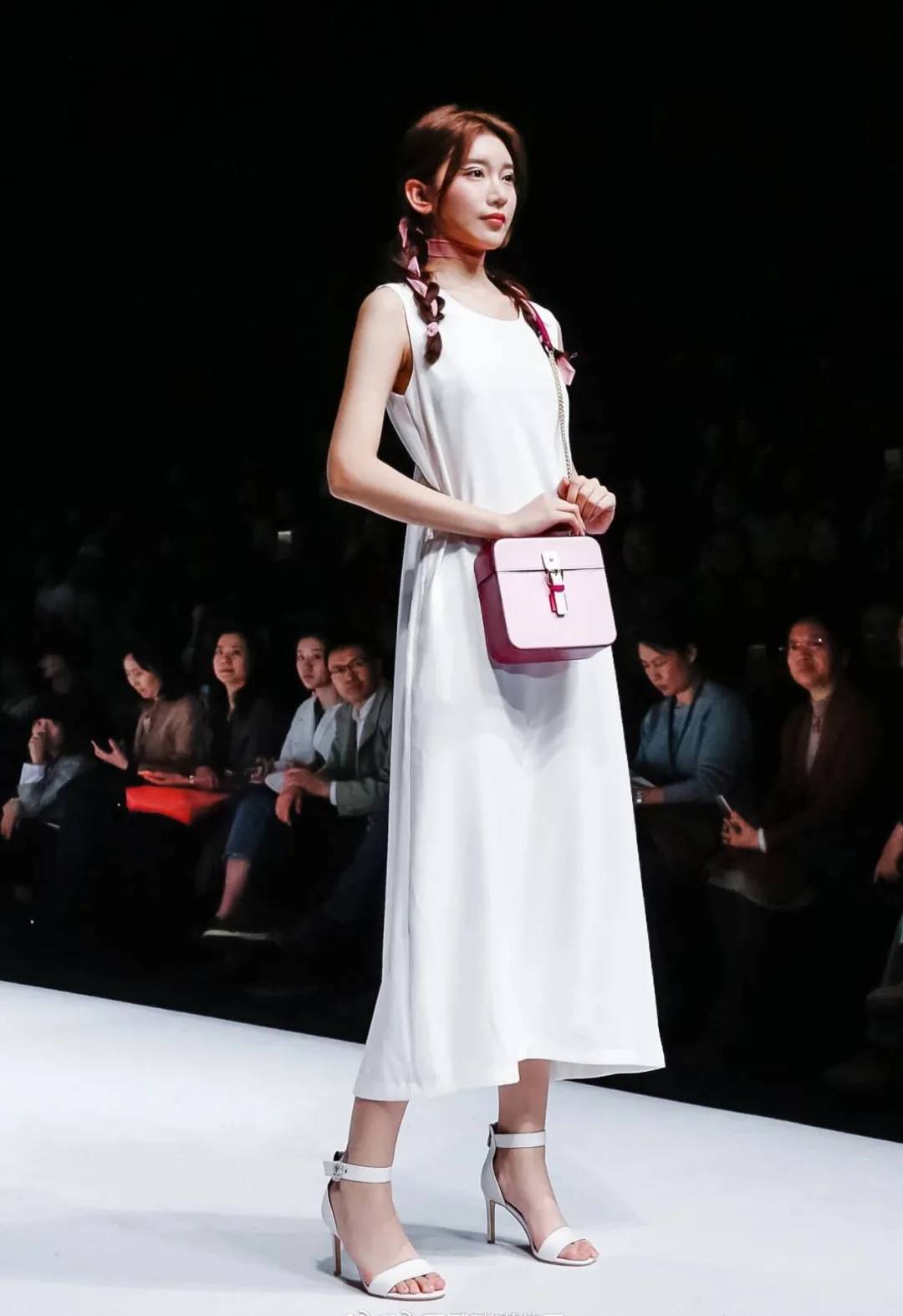 北服校花 模特大赛冠军 这身材绝了!_张琳艺