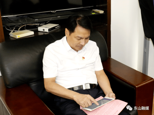 11月5日上午,县委书记洪泰伟,县长黄键鹏以普通公民的身份参加人口