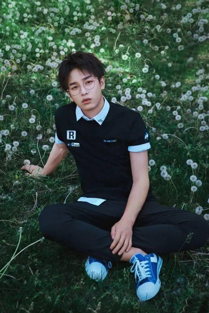 本以为彭于晏的8块腹肌帅炸,看了彭昱畅的"鲨鱼肌",网友炸锅,张婧仪