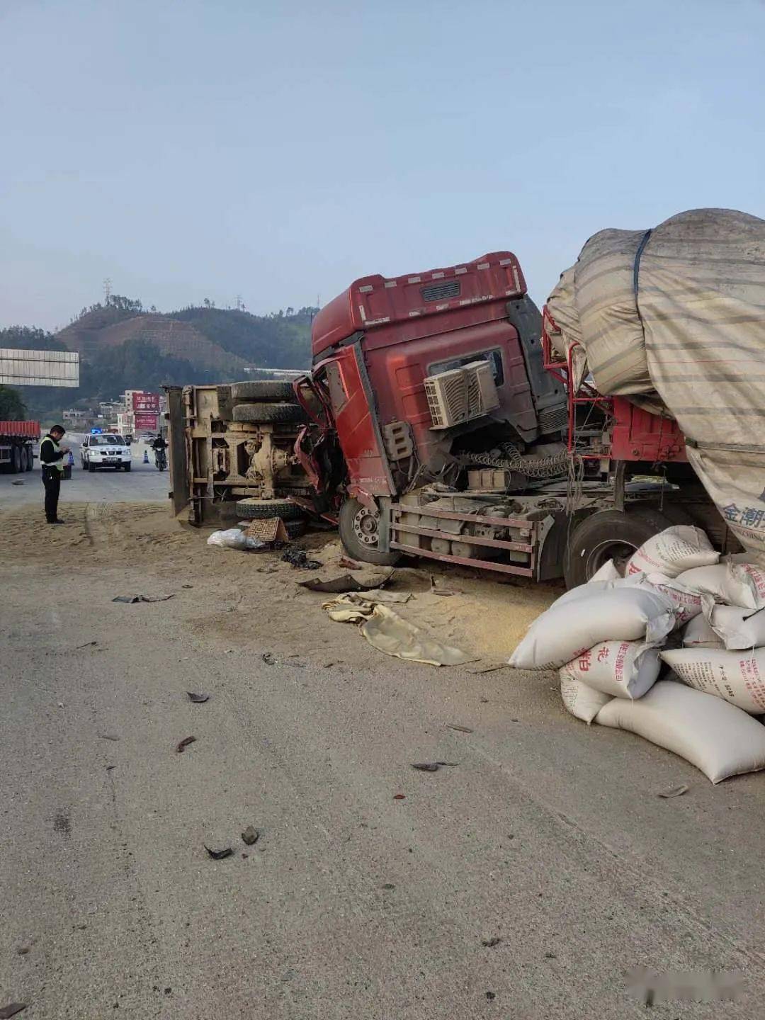 发生了一起泥头车与拖头大货车 相撞的交通事故 从网友提供的视频