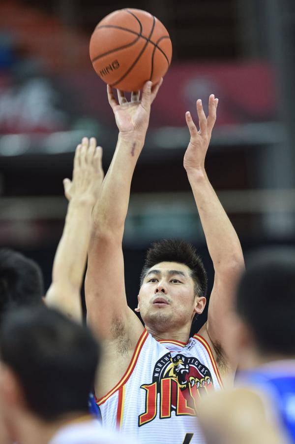 11月6日,吉林九台农商银行队球员李安(后)在比赛中投篮.