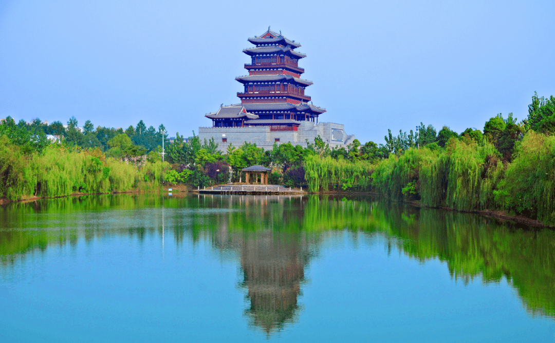 登高远眺可以感受"远色入江湖,烟波古临川"的美景也可以感受那一串串