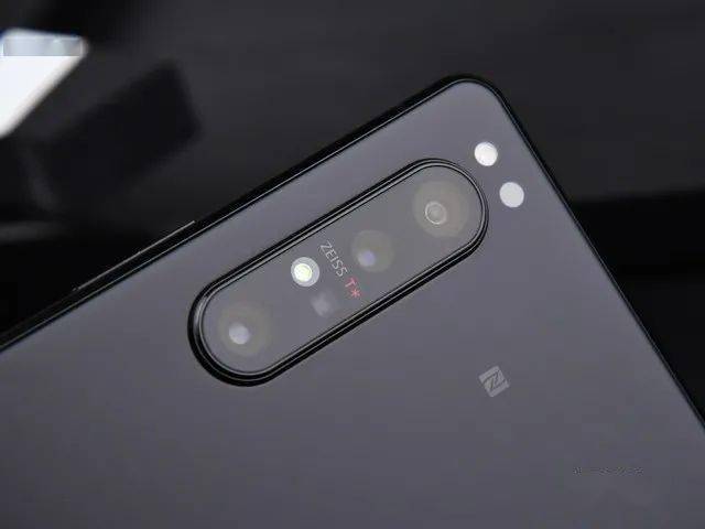索尼xperia1 ii配备了由三颗镜头组成的后置多焦段摄像头模组.