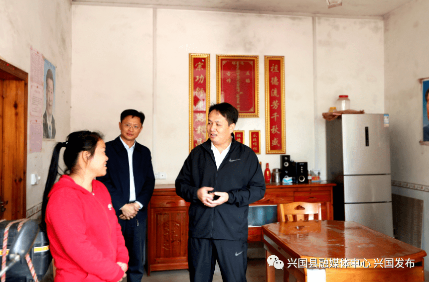 县委书记赖晓军深入均村乡长教村与村民同吃,同住,同劳动