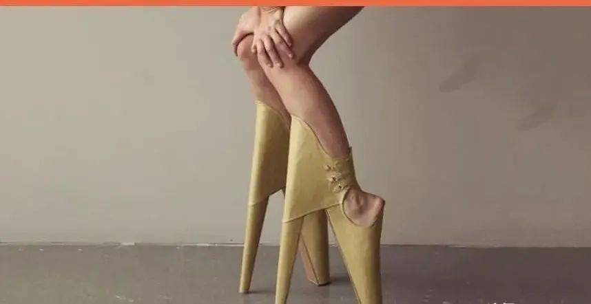 虽然在形式,形状,工程,设计等方面来看,设计师在这双鞋上花费了大量的