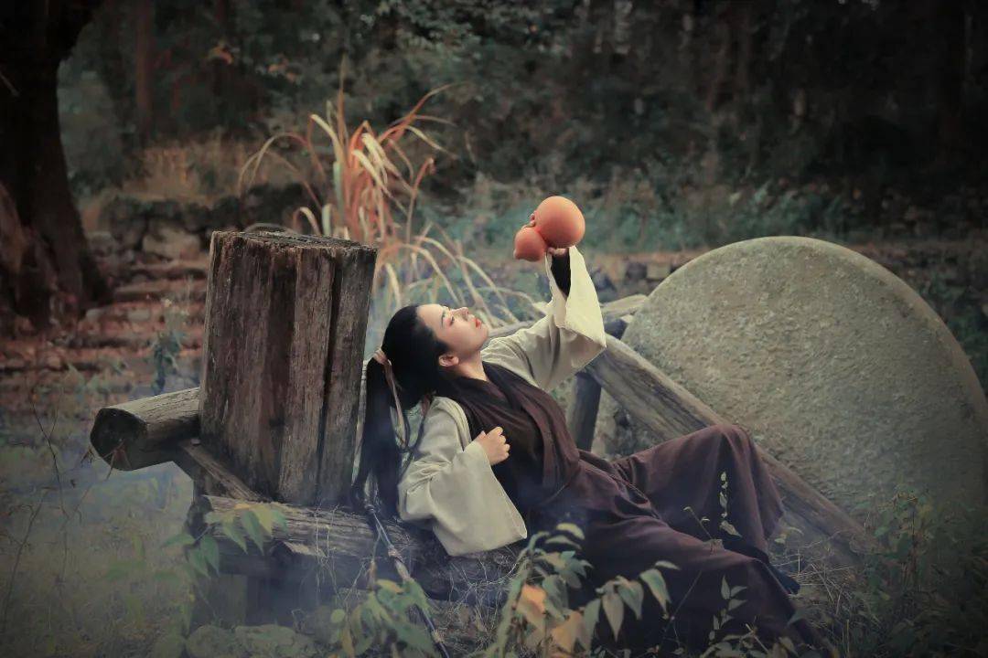 出镜/化妆造型/后期:杨芳 摄影:香香/水天一/绿树/任何 组织:关