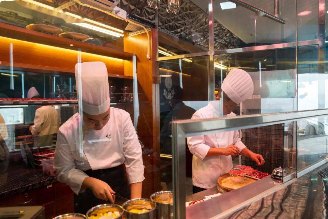 玻璃明档上挂满了新鲜的牛肉让每一位进店的顾客都能感受到食材的新鲜