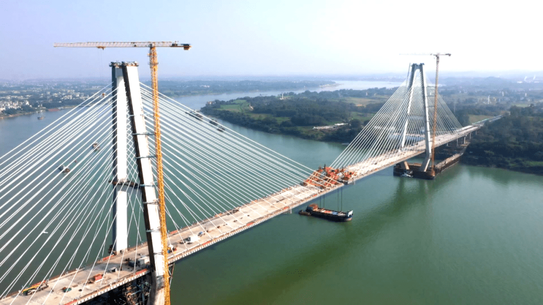 11月4日,荔浦至玉林高速公路相思洲大桥完成主桥合龙段主梁吊装,全力
