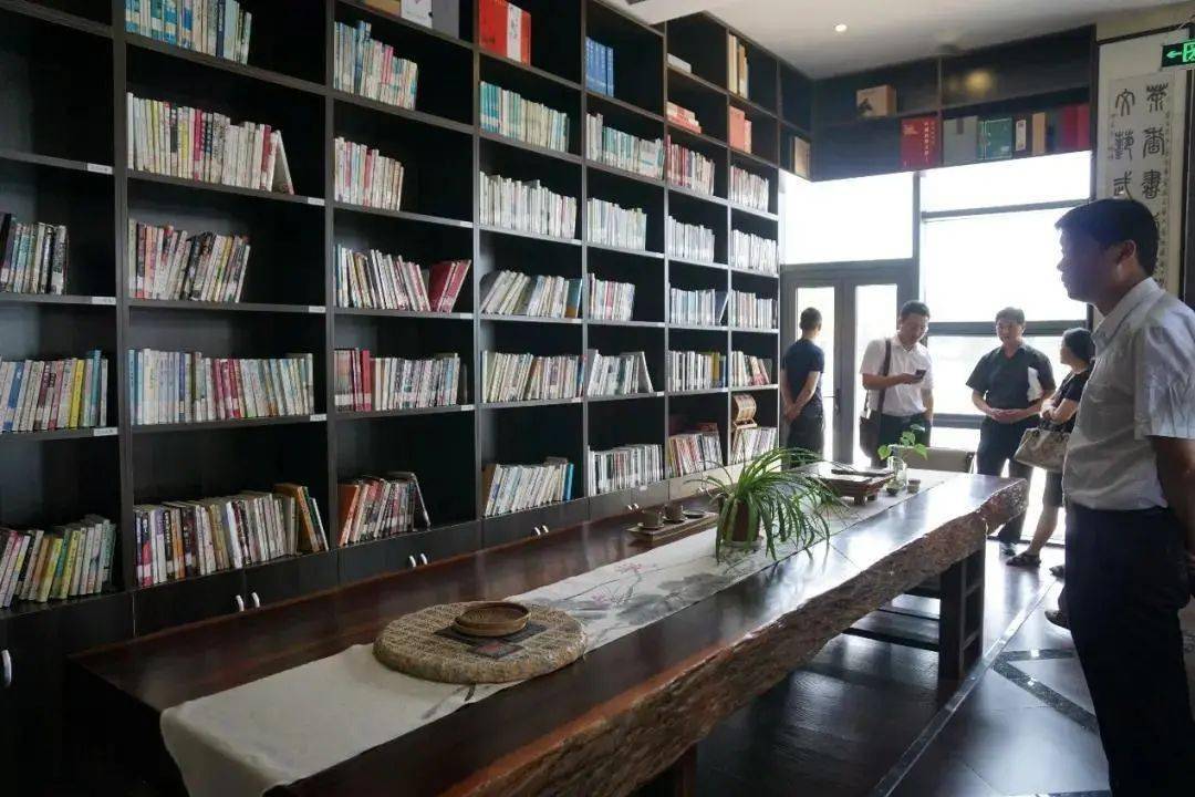茶室图书馆——望虞台分馆这里陈列的图书有2500册,和常熟市图书馆